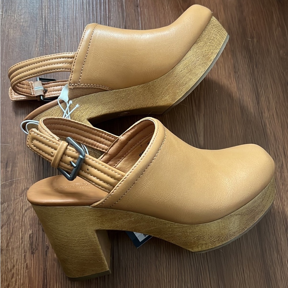 NWT clog heels